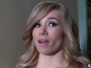 La copine suce la bite de ses copains pendant que la belle-mère gobe