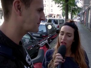 Une blonde allemande HITZEFREI trouve un mec au hasard dans la rue.