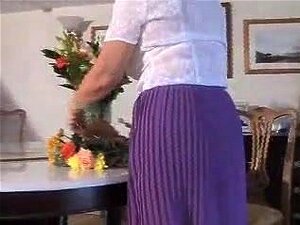 Mamie délicieuse en ceinture et bas à coutures,