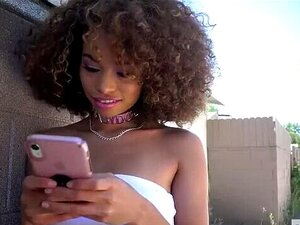 La mignonne maigre Cece Lion se fait baiser la chatte par un