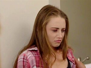 Le beau-frère pervers portant un uniforme effrayant fait peur à sa