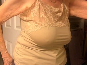Gros nichons de grand-mère de 84 ans !
