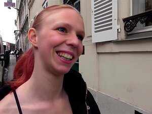 Regardez cette salope rousse mince vraiment adorer le sexe anal