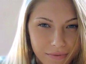 Regardez cette blonde sexy vous tenter avec ses petits nichons en