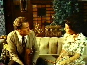 Une nana excentrique séduit un mec avec des moustaches