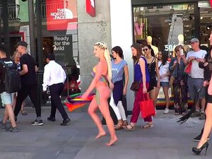 La blonde plantureuse Sienna Day déshonorée complètement nue dans