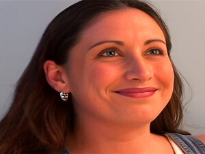 Un Frondeur À Ailes Aux Gros Seins Se Déshabille Dans Une Audition