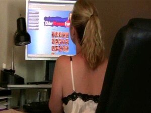 Maman regarde du porno en ligne et a besoin de jouir