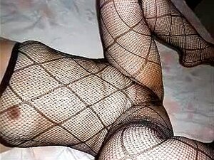 Cette MILF gâtée en bodystocking veut terriblement ma bite, Cette