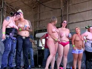 Des nanas milf avec de gros nichons se déshabillent dans un concours