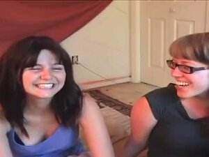 Un gode lesbien amateur poilu en train de baiser