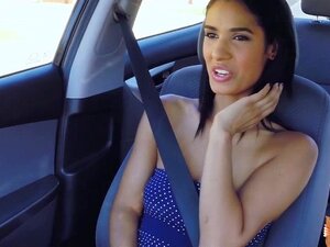 Action sur la banquette arrière avec la coquine Karmen. La mignonne