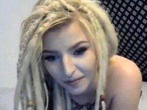 Jazziemarie avec un tatouage sur les seins et une chatte serrée -