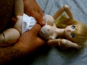 Blonde mignonne anime Dollfie se fait baiser par une poupée dans un