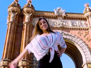 Une nana aux gros seins explore son côté exhibitionniste et