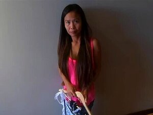 Désespérée de travailler, elle accepte de satisfaire tous les