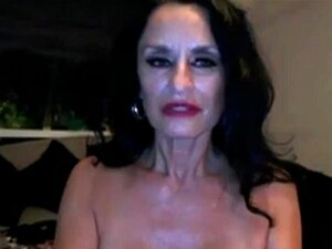 Mamie sexy joue avec une masturbation anale en se masturbant avec un