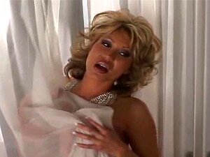 Star asiatique à gros seins en solo