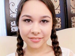 La mignonne avec des couettes Kira Sinn prend avidement une