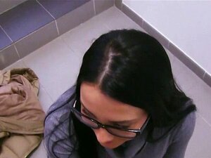 Une amateur européenne suce une énorme bite en public