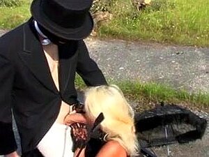 Fétichiste blonde-Salope Kathleen en scène bizzare en plein air