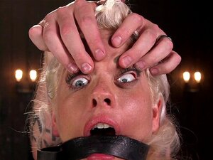 Milf blonde brutalement tourmentée dans le bondage de l'appareil. La