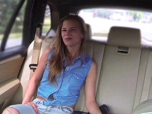 Sexy blonde européenne aux longs cheveux surprise en train de toucher