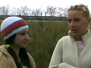 Les mignonnes lesbiennes deviennent bizarres dans un bus.