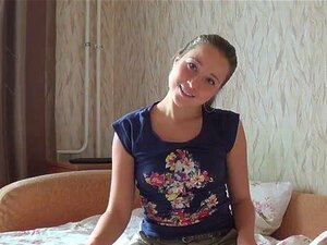 La belle brunette adore écarter les lèvres de sa chatte. Tu vas