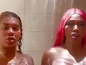 2 Beautés Trans Noires sucent et baisent sous la douche