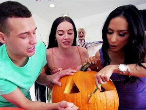 BANGBROS - La belle-mère d'Halloween aux seins léchés et baisés