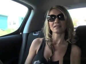 Brune les yeux bandés partagée par un couple,