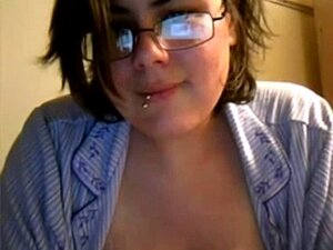 Une mignonne nerd avec de gros seins se montre et prend une douche sur