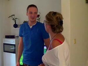 Maman baise un jeune pizzaman et son mari regarde