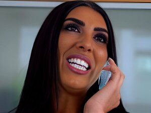 La belle-mère à gros seins baise son beau-fils et sa copine