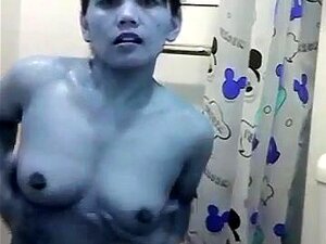 Salope Sayna, amie de HK sous la douche
