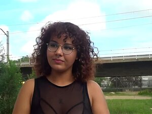 Une adolescente douce aide un pauvre mec et lui fait un massage