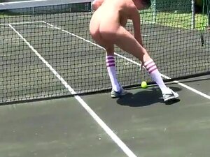 Des étudiantes déshabillées sur un court de tennis
