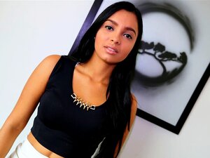 Une nana colombienne avec un gros cul filme son premier porno
