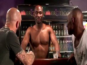 Sexe gay interracial mmm fun dans un bar