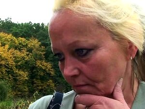 Il ramasse et baise en levrette une vieille grand-mère blonde