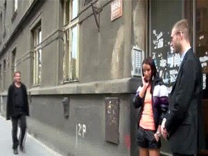 Le gars s'assoit et fixe