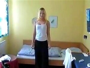 Suédoise ? Heidi, suce comme une championne et acquiert une éjac