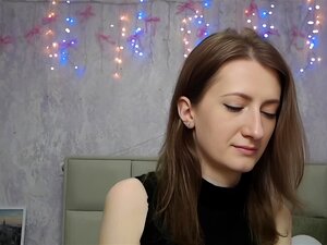 Une amatrice caresse ses seins en webcam en solo