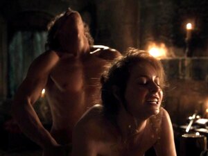 Esmé Bianco - Scène de sexe explicite en levrette, gros seins - Game