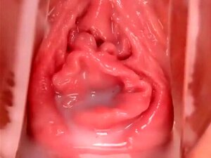 À l'intérieur de la chatte rasée de Lauras avec spéculum,