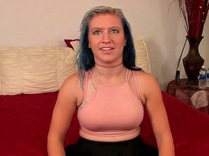 Casting de la blonde maigre désespérée dans une action de groupe