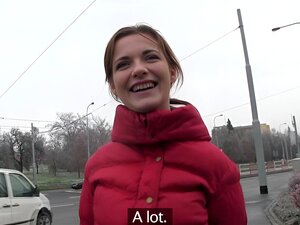 Une Tchèque tirée suce une bite et se fait éjaculer le cul après