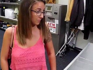 XXXPAWN - Layla London et ses gros seins passent à travers la porte