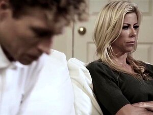 Petite coquine et MILF blonde dans un plan à trois. Petite coquine et